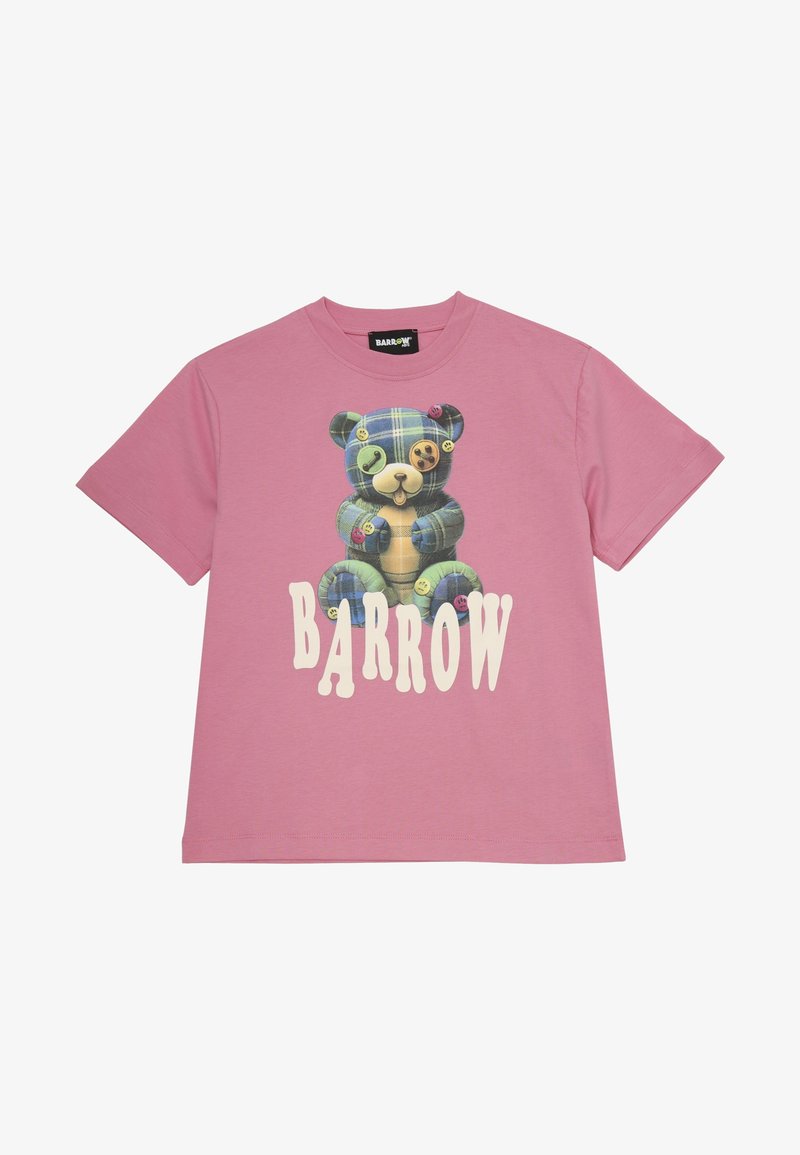 T-shirt rosa a maniche corte con una grafica di un orso a quadri con bottoni e la scritta "BARROW" in bold bianco sotto il design.
