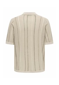 Polo en maille beige à manches courtes avec des rayures texturées verticales et un col et des poignets en côte, vu de dos.