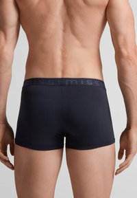 Navyblå tajta boxershorts med en mjuk midja som har prägling, tillverkade av elastiskt och slätt material.