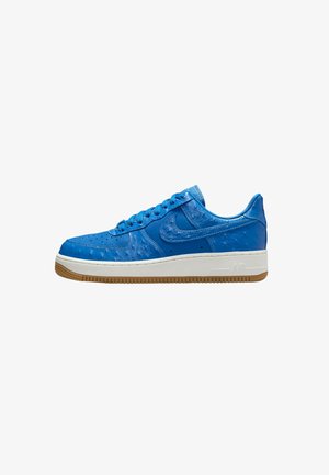 Blaue Nike Air Force 1 Sneakers mit einem strukturierten Lederoberteil, weißer Zwischensohle und einer Sohle aus Gummi, mit Schnürverschluss.