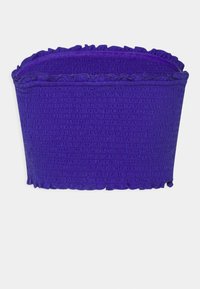 Haut en tissu smocké violet avec un bord froncé ; forme structurée, apparence texturée et doublure intérieure lisse.