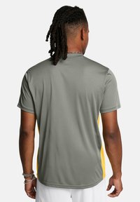 Under Armour TRAIN - Spordi T-särk - clay green
