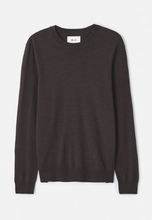 Dunkelbrauner Strickpullover mit rundem Ausschnitt, langen Ärmeln, gerippten Bündchen und Saum, glatter Textur und minimalem Markenlabel.