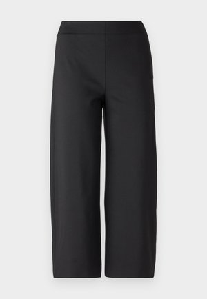 Pantaloni neri a gamba larga con vita elastica. Realizzati in un tessuto liscio e elastico. Senza tasche né cuciture visibili. Design pulito e minimalista.