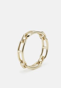 Anello a catena in tonalità oro con maglie lisce e arrotondate, caratterizzato da sezioni intagliate che creano un design texturizzato e aperto.