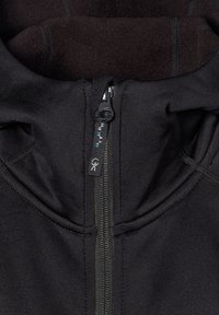 Sort zip-up hoodie med en tekstureret inderflade, en glat yderside og et reflekterende element langs lynlåsen. Minimalistisk design.