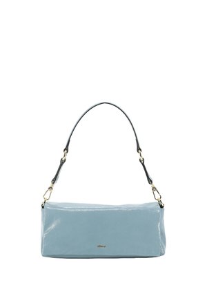 Hellblaue rechteckige Schultertasche mit glänzendem Finish, schwarzem Riemen und kleinem goldenen Logo mittig vorne.