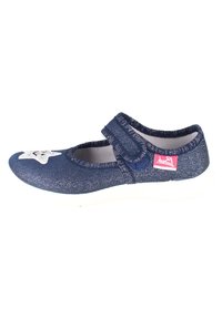 Donkerblauwe sneaker met een glinsterende textuur, een sterontwerp op de neus en een klittenbandsluiting. Witte rubberen zool.