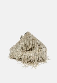 Petit sac de soirée argenté couvert de franges brillantes en perles avec un fermoir supérieur et une anse chaîne visible.