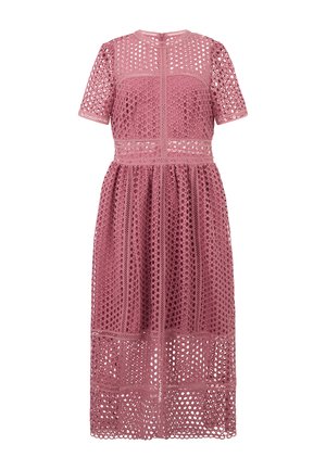 Vestido rosa malva hasta la rodilla con patrón circular de encaje, mangas cortas, cintura ajustada y secciones semitransparentes en las mangas y el dobladillo.