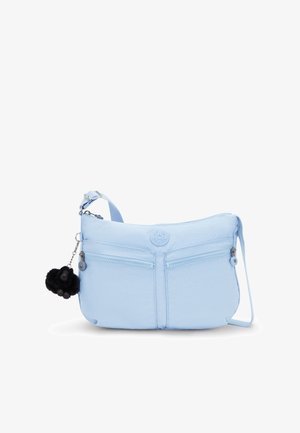 Borsa a tracolla in nylon blu chiaro con due tasche frontali con zip, un emblema circolare con logo e un accessorio portachiavi peloso nero.