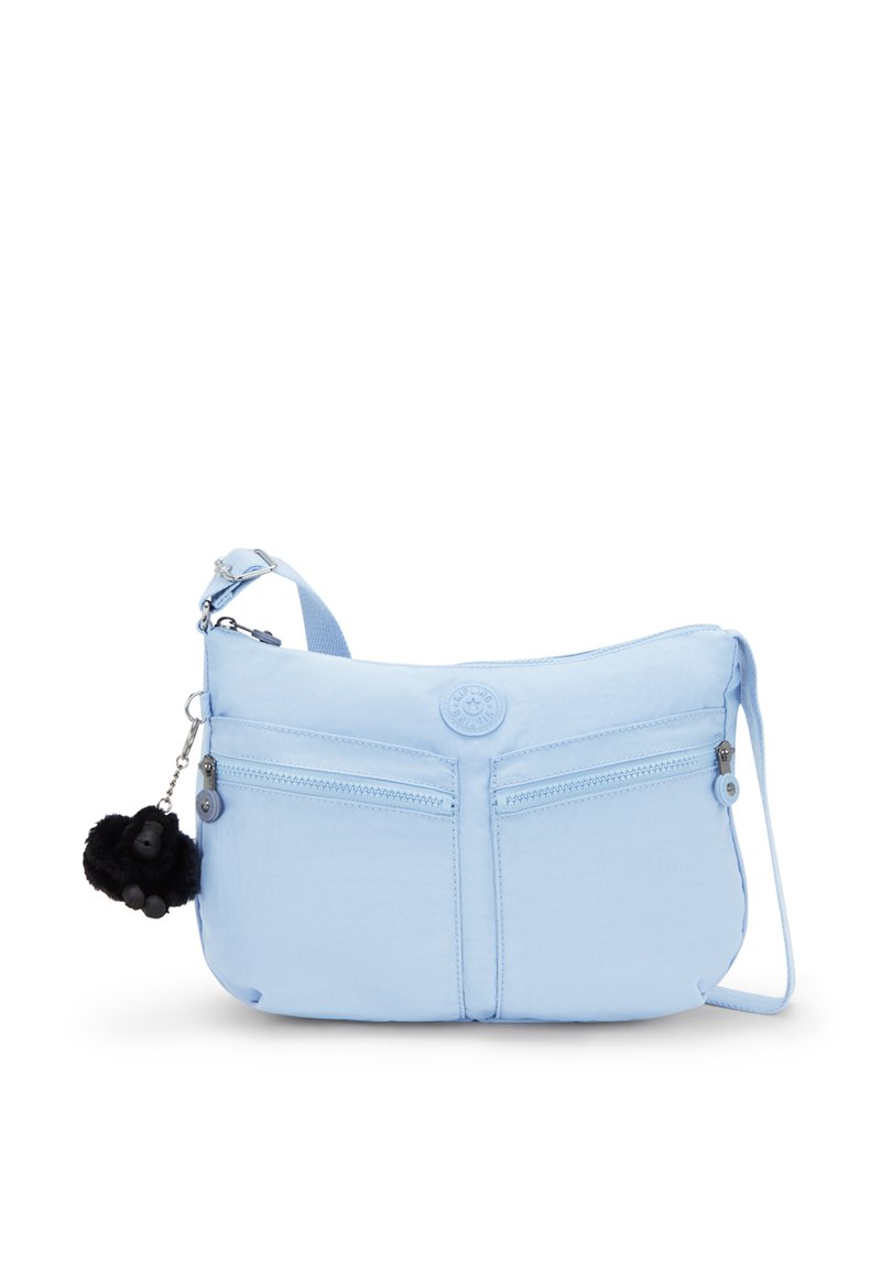 Ljust blå nylon crossbody-väska med två framfickor med dragkedja, en märkeslogotyp i form av en cirkel och en svart fluffig nyckelring som accessoar.
