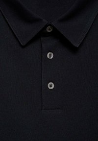 Svart polo skjorta med en strukturerad tyg, tre grå knappar och en klassisk krage. Enkelt mönster, inga synliga mönster eller accenter.