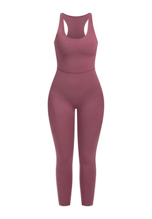 Jumpsuit senza maniche di colore mallo, con un design aderente, texture liscia e stile racerback, che si estende fino alla caviglia senza chiusure visibili.
