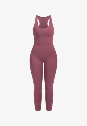 Mauve mouwloze jumpsuit met een getailleerd ontwerp, een gladde textuur en een racerback-stijl, die tot enkellengte loopt zonder zichtbare sluitingen.