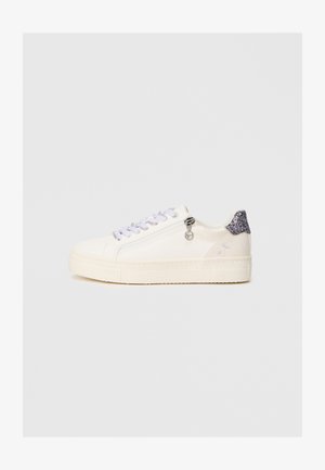 Bijela platnena tenisica s pastelnim ljubičastim vezicama, detaljem od srebrne metalne opreme i sjajnim srebrnim petnim detaljem. Čvrsta gumena potplat.