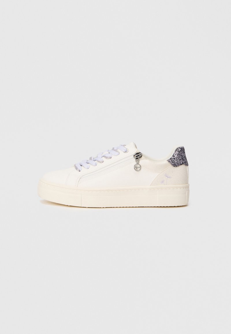 Λευκό πάνινο sneakers με παστέλ μοβ κορδόνια, ασημένια μεταλλική λεπτομέρεια και γυαλιστερή ασημένια λεπτομέρεια στη φτέρνα. Ανθεκτική καουτσούκ σόλα.