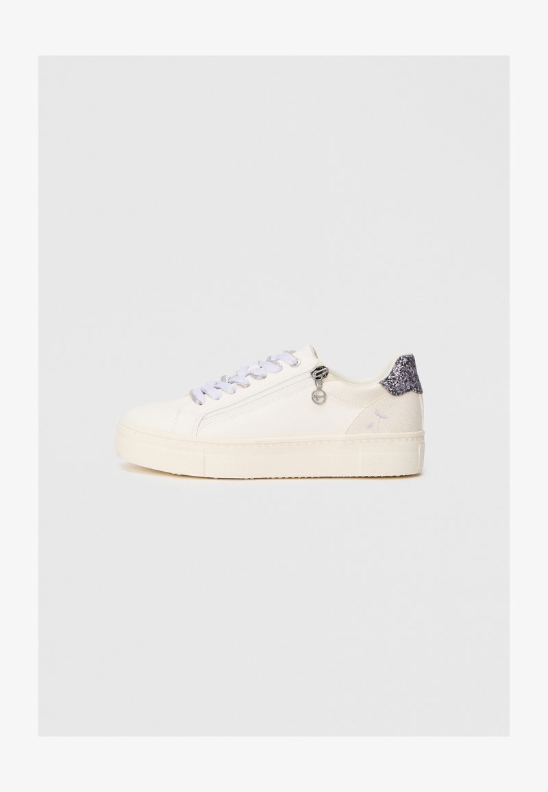 Baskets en toile blanches avec des lacets violets pastel, un accent en métal argenté et des détails à paillettes argentées au talon. Semelle en caoutchouc robuste.