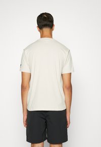New Balance T-shirt med print - mottled light grey
