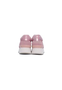 Sneakers rosa con una parte superiore testurizzata, dettagli lucidi e una suola in gomma bianca con un sottile motivo vicino al tallone.