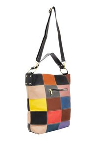 Sac à épaule en cuir multicolore mettant en avant un design patchwork avec des panneaux carrés, une poche avant zippée et une sangle noire réglable.