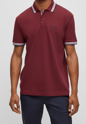 Bordowa koszulka polo z kołnierzykiem, z paskami w kolorach granatowym i białym. Wykonana z teksturowanej tkaniny, z małym logo na piersi.