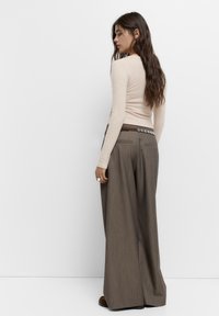 PULL&BEAR SOFT TOUCH GATHERED - Langærmet T-shirt - beige