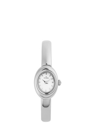 Montre-bracelet argentée à cadran ovale, cadran blanc, marqueurs horaires minimalistes et bracelet métallique étroit et lisse.