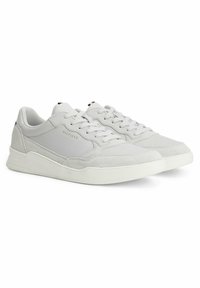 Jasnoszare sneakersy wykonane z skóry i zamszu, z teksturowaną gumową podeszwą, okrągłym noskiem oraz sznurowanym zapięciem z logo marki.