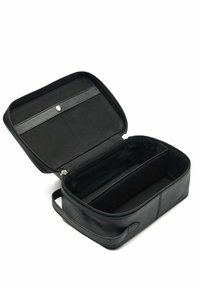 Zwarte leren cosmetica tas met een open rits, met een ruime binnenkant en een horizontale verdeler voor organisatie. Soepele textuur.