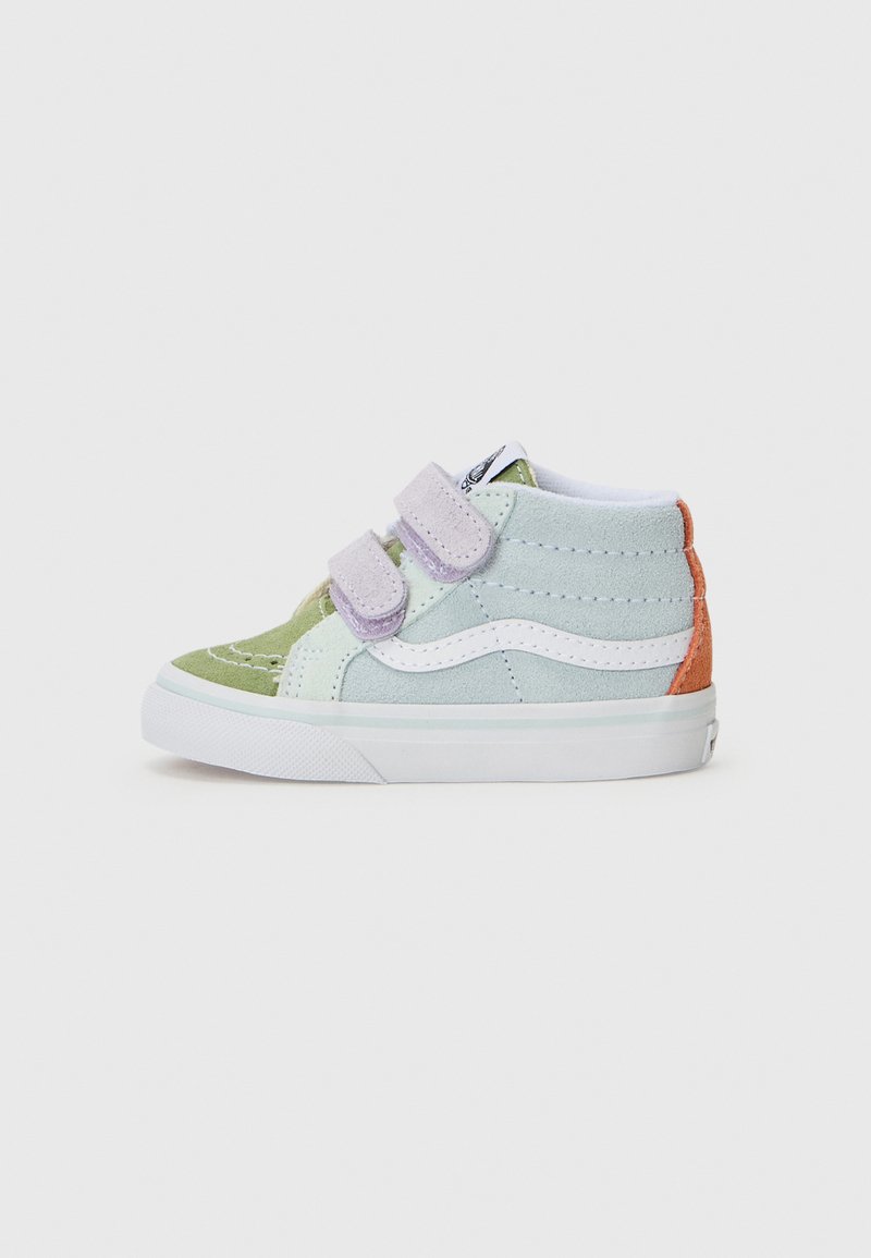 Baskets montantes à fermeture velcro, arborant une palette de couleurs pastel de vert, bleu, violet et orange avec des accents blancs et des matériaux texturés.