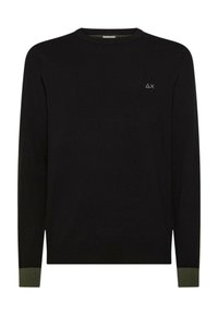Maglione nero con scollatura rotonda, maniche lunghe e dettagli verde ai polsini. Presenta un piccolo logo azzurro sul petto.