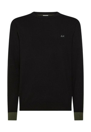 Maglione nero con scollatura rotonda, maniche lunghe e dettagli verde ai polsini. Presenta un piccolo logo azzurro sul petto.