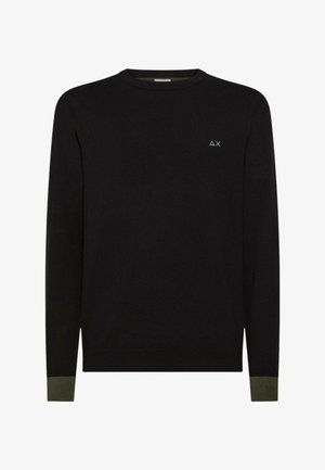 Maglione nero con scollatura rotonda, maniche lunghe e dettagli verde ai polsini. Presenta un piccolo logo azzurro sul petto.