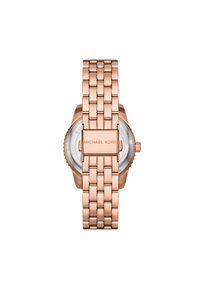 Hodinky z růžového zlata s tkaným designem náramku, mají kulatý ciferník a sponu gravírovanou s nápisem "MICHAEL KORS."