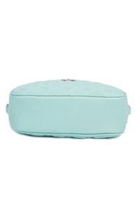 Borsa a tracolla verde menta trapuntata con un design strutturato, caratterizzata da una base liscia e hardware decorativo al centro superiore.