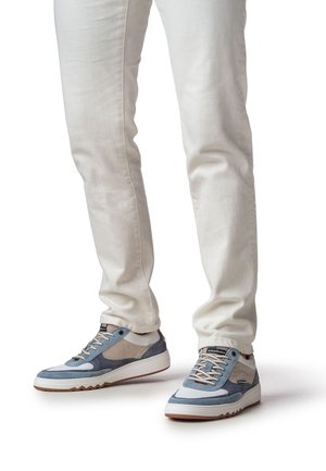 Zapatillas azules y grises con materiales de ante y malla, con detalles en blanco y beige, punta redonda y suela de goma texturizada.