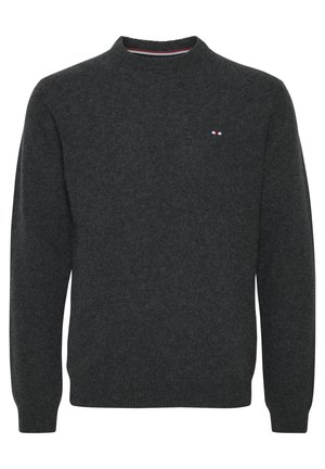 Dunkelgrauer Strickpullover mit Rundhalsausschnitt, langen Ärmeln und einem kleinen Logo mit rot, weiß und blauen Streifen auf der Brust.