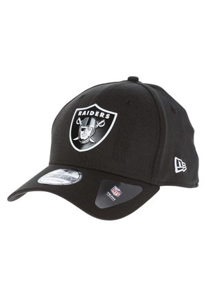 Casquette de baseball noire avec le logo des Raiders sur le devant, le logo New Era sur le côté et des autocollants d'équipe NFL sur la visière incurvée.