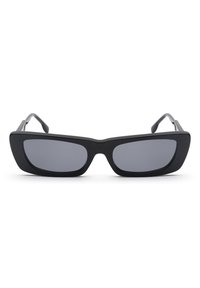 Occhiali da sole neri rettangolari con lenti scure, caratterizzati da una montatura spessa e bordi netti, che offrono un design geometrico audace.