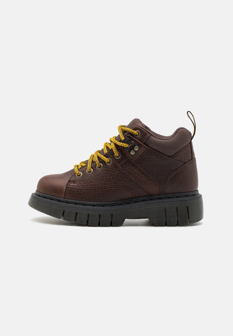 Bottes en cuir marron à la cheville avec finition texturée, lacets jaunes, semelle en caoutchouc noir et petite languette au dos.