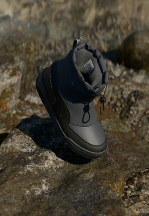 Grau wasserdichte Stiefel mit schwarzen Akzenten, einem flexiblen Kragen und einer Gummisohle. Verfügt über einen Schnürverschluss und strukturierte Materialien.