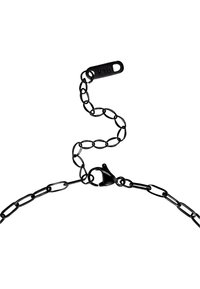 Collana in metallo nero con anelli ovali e chiusura a moschettone. Presenta un'etichetta con la scritta "K18", che mette in risalto un design elegante e contemporaneo.