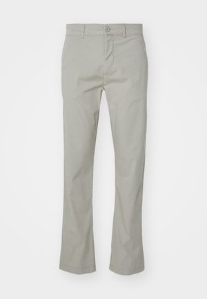 Lichtgrijze katoenen chinos met een recht model, ritssluiting en knoopsluiting, en voorzakken. Gladde textuur met afgewerkte randen.