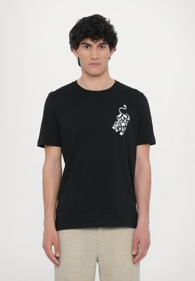 Sort bomulds T-shirt med et hvidt grafisk design på venstre brystområde. Rund hals, korte ærmer, afslappet pasform, glat tekstur.