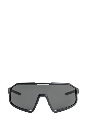 Lunettes de sport avec une monture en plastique noire, verres teintés gris surdimensionnés, design angulaire et barre supérieure pour plus de structure.