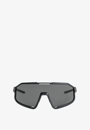 Sportsonnenbrille mit einem schwarzen Kunststoffrahmen, übergroßen getönten grauen Gläsern, kantigem Design und einem oberen Rahmen für zusätzliche Stabilität.