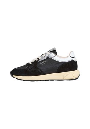 Zwarte en grijze sneakers van suède en synthetische materialen, met vetersluiting, witte accenten, een structuur outsole en logo-details.