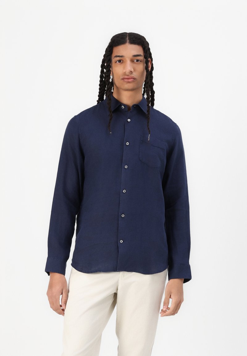 Camicia blu navy con bottoni, realizzata in lino, con taschino sul petto, maniche lunghe e vestibilità comoda. Tessuto liscio con una leggera lucentezza.