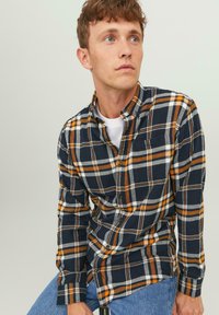 Jack & Jones JJECLASSIC AUTUMN CHECK SHIRT - Camicia - desert sun
